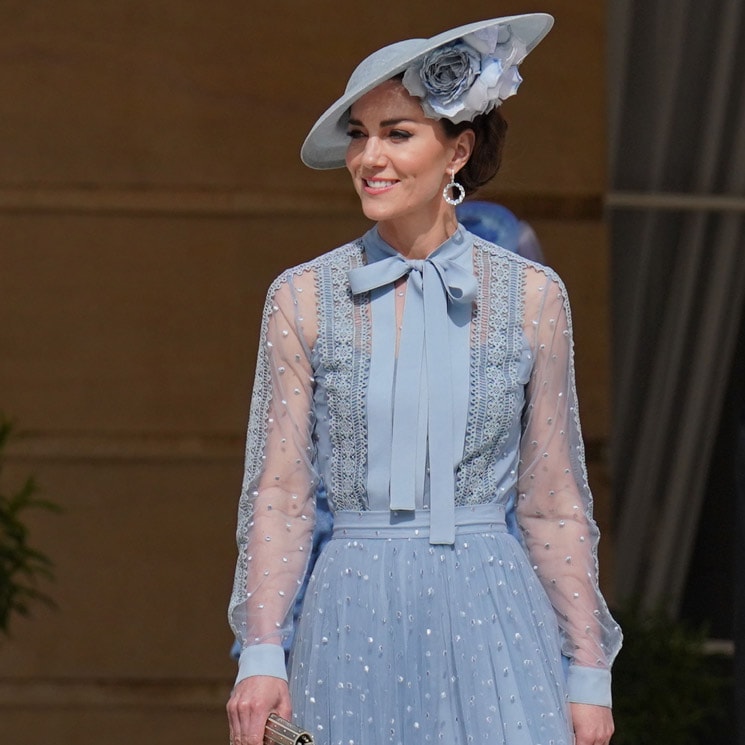La princesa de Gales deslumbra en el jardín de Buckingham con transparencias y un tocado de flor