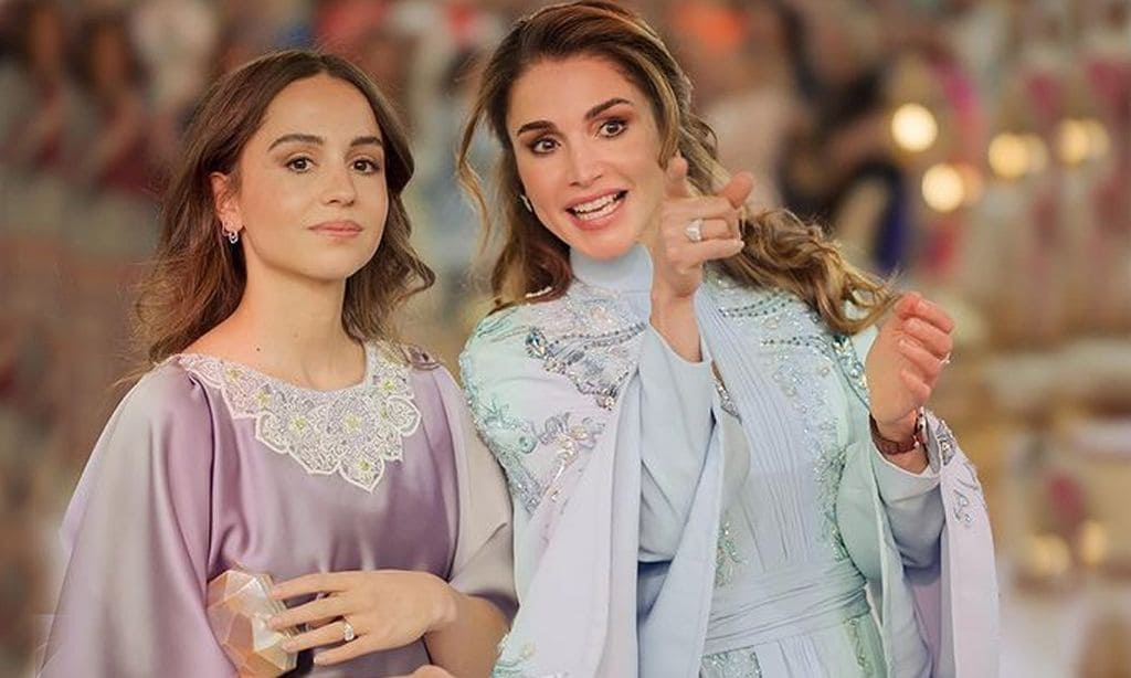 La reina Rania de Jordania y sus hijas en la fiesta de la henna de Rajwa 