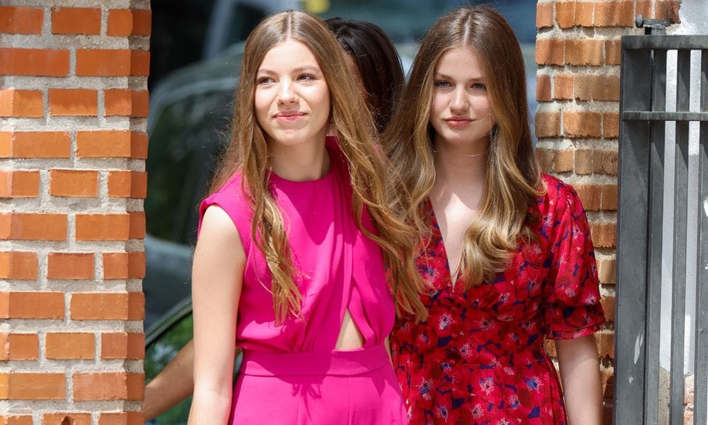 La infanta Sofía innova con un mono 'Barbiecore' de lazada en la espalda y detalles 'cut out'