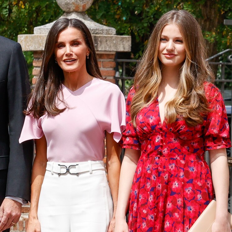 La reina Letizia cede el protagonismo a sus hijas con una sencilla blusa de seda y alpargatas de cuña