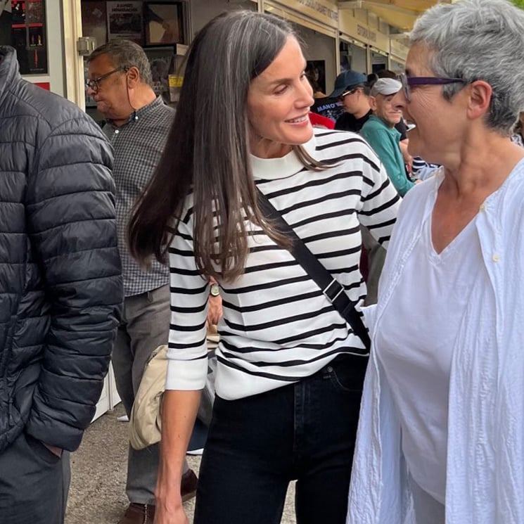 El radical cambio de estilo de la reina Letizia en la Feria del Libro