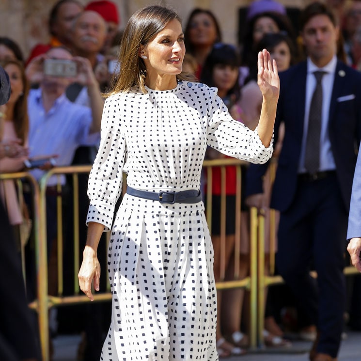 Los vestidos favoritos de la reina Letizia que pueden inspirar tu próximo look de invitada