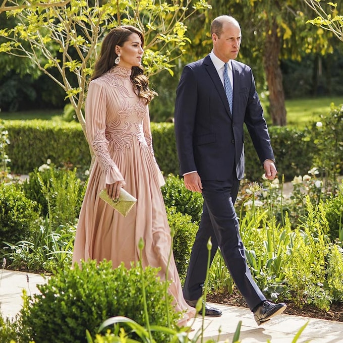 La princesa de Gales nos conquista en Jordania con un romántico vestido rosa de estilo libanés