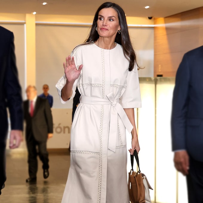 La reina Letizia recicla su vestido blanco más atemporal, un diseño de napa que marca cintura