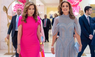 Rania se supera con un vestido semitransparente de Alta Costura y 'clutch' con mensaje