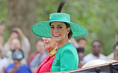 Kate Middleton deslumbra con un espectacular abrigo-vestido verde con broches joya e imponente pamela