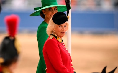 La reina Camilla sorprende con abrigo rojo de inspiración militar y elegante boina de terciopelo