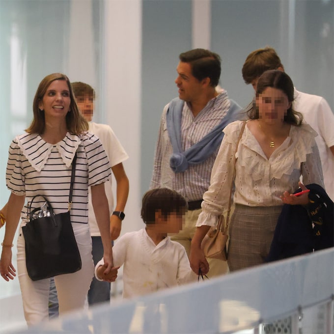 Margarita Vargas y su hija, dos estilos conectados con románticas blusas de la misma firma española