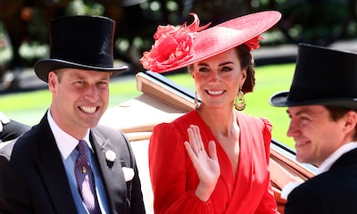 Kate Middleton deslumbra en Ascot con vestido rojo, tocado y pendientes parisinos