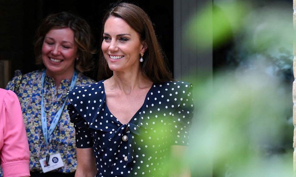 La princesa de Gales recicla su vestido péplum de lunares con unos pendientes de perla barroca