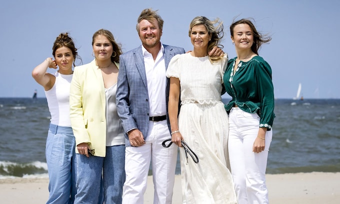 Máxima de Holanda y sus hijas impactan con sus looks en el posado oficial del verano