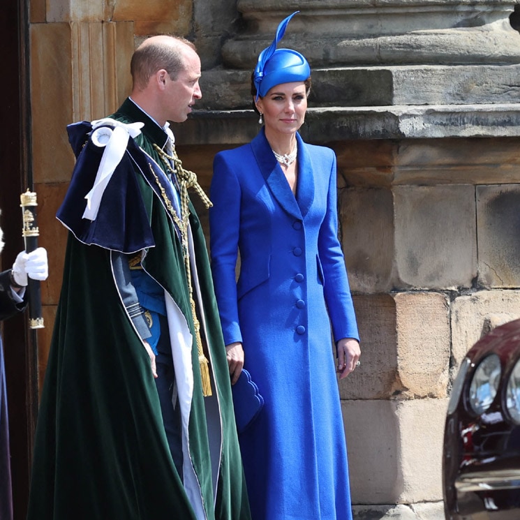 La princesa de Gales, radiante de azul eléctrico con perlas heredadas de Diana e Isabel II