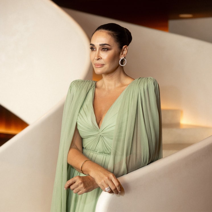 Los detalles del look de Vicky Martín Berrocal en la boda de Tamara: vestidazo con capa y un truco de maquillaje