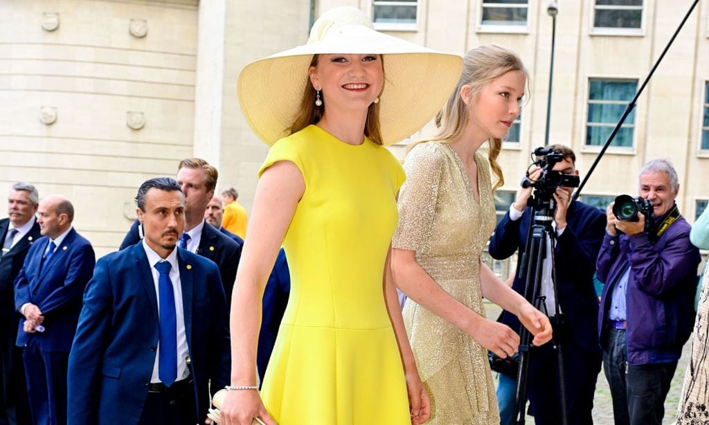 Elisabeth de Bélgica, radiante con un vestido 'limoncello' y pamela XXL