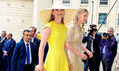 La princesa Elisabeth, radiante con un vestido 'limoncello' y pamela XXL en el gran día de Bélgica