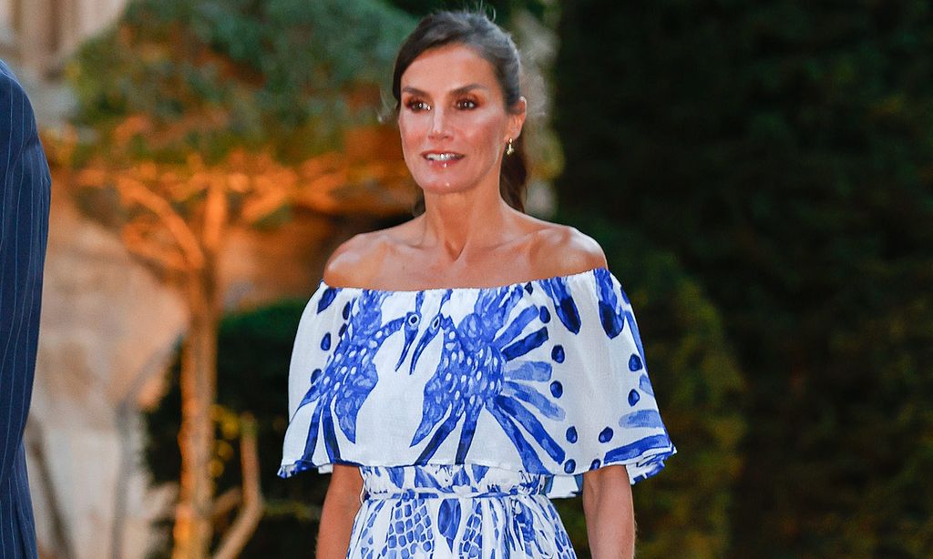 La reina Letizia estrena un precioso vestido estampado de escote 'Bardot' y firma sorpresa