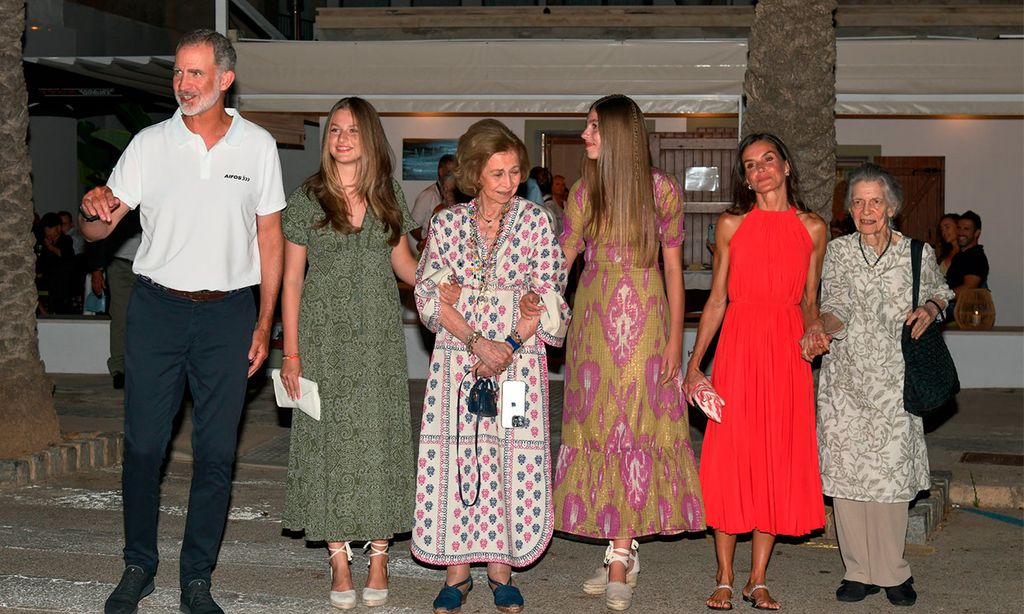 Los versátiles looks de la reina Letizia, la princesa Leonor y la infanta Sofía para una cena familiar