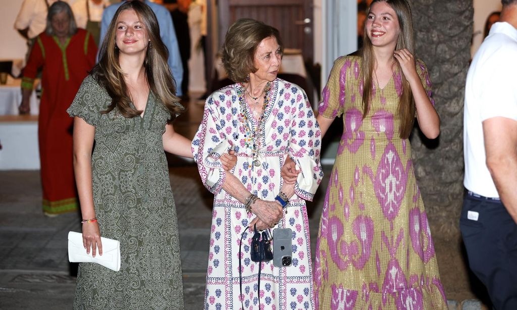 La reina Sofía, toda una 'trendsetter' con su minibolso de lujo de cena en familia por Mallorca
