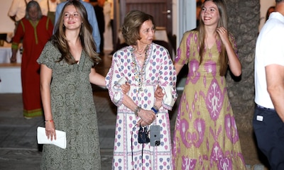 La reina Sofía, toda una 'trendsetter' con su minibolso de lujo de cena en familia por Mallorca