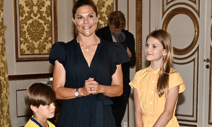 Victoria de Suecia se viste a juego con su hija pequeña para homenajear a la selección de fútbol