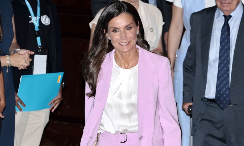 La reina Letizia vuelve al trabajo con un edulcorado estreno rebajado y zapatos de tacón cómodo