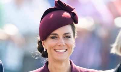 Kate Middleton recupera su fórmula de estilo favorita: un vestido-abrigo burdeos y tocado a juego