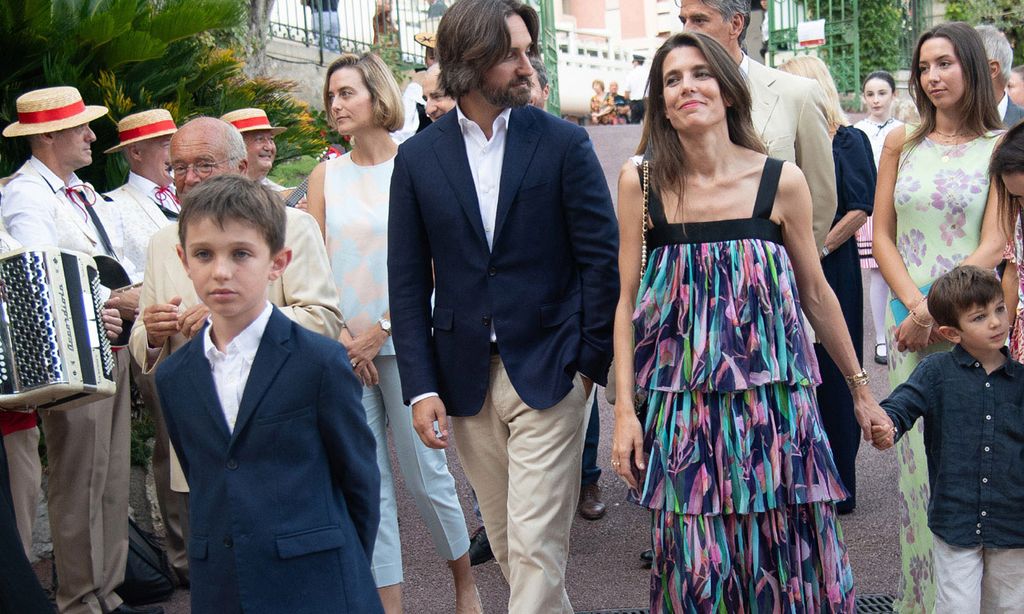 Carlota Casiraghi sorprende en el tradicional pícnic de Mónaco con un lujoso vestido tropical de volantes