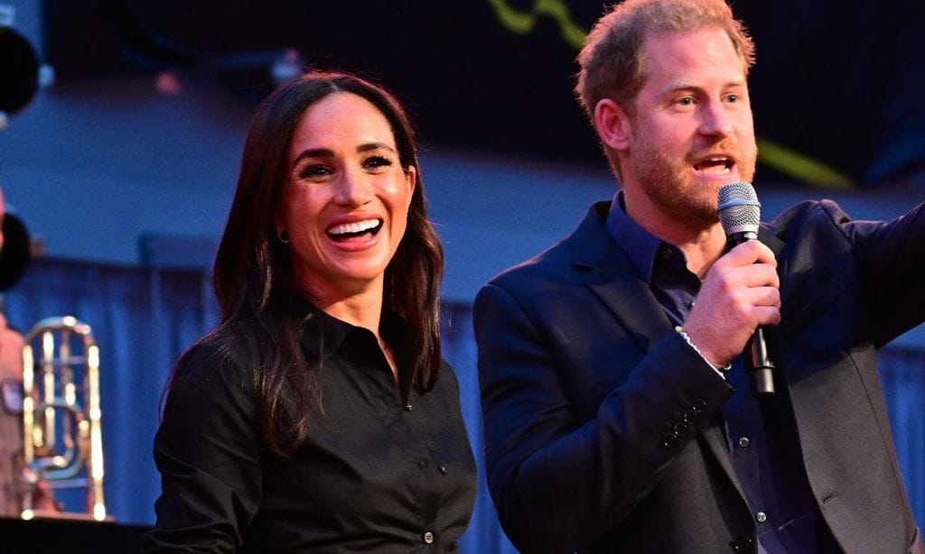 Meghan Markle vuelve a Europa con un vestido rebajado y unos tacones que tiene la princesa de Gales