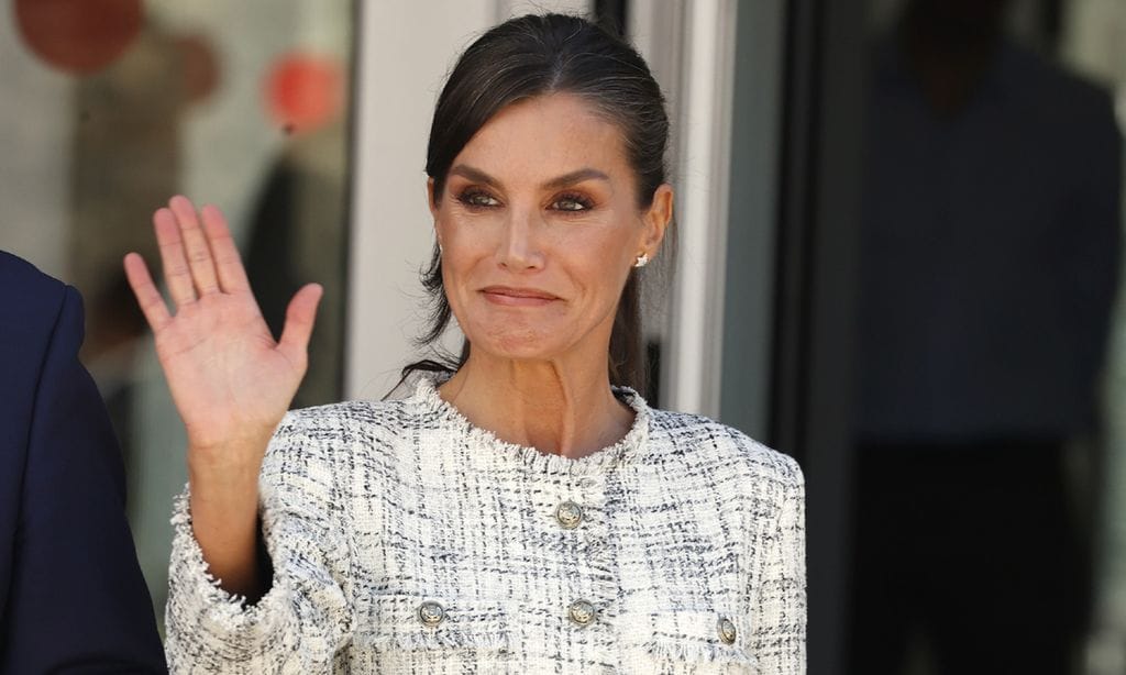La reina Letizia marca cintura en Asturias con su chaqueta de 'tweed' y un complemento revelador
