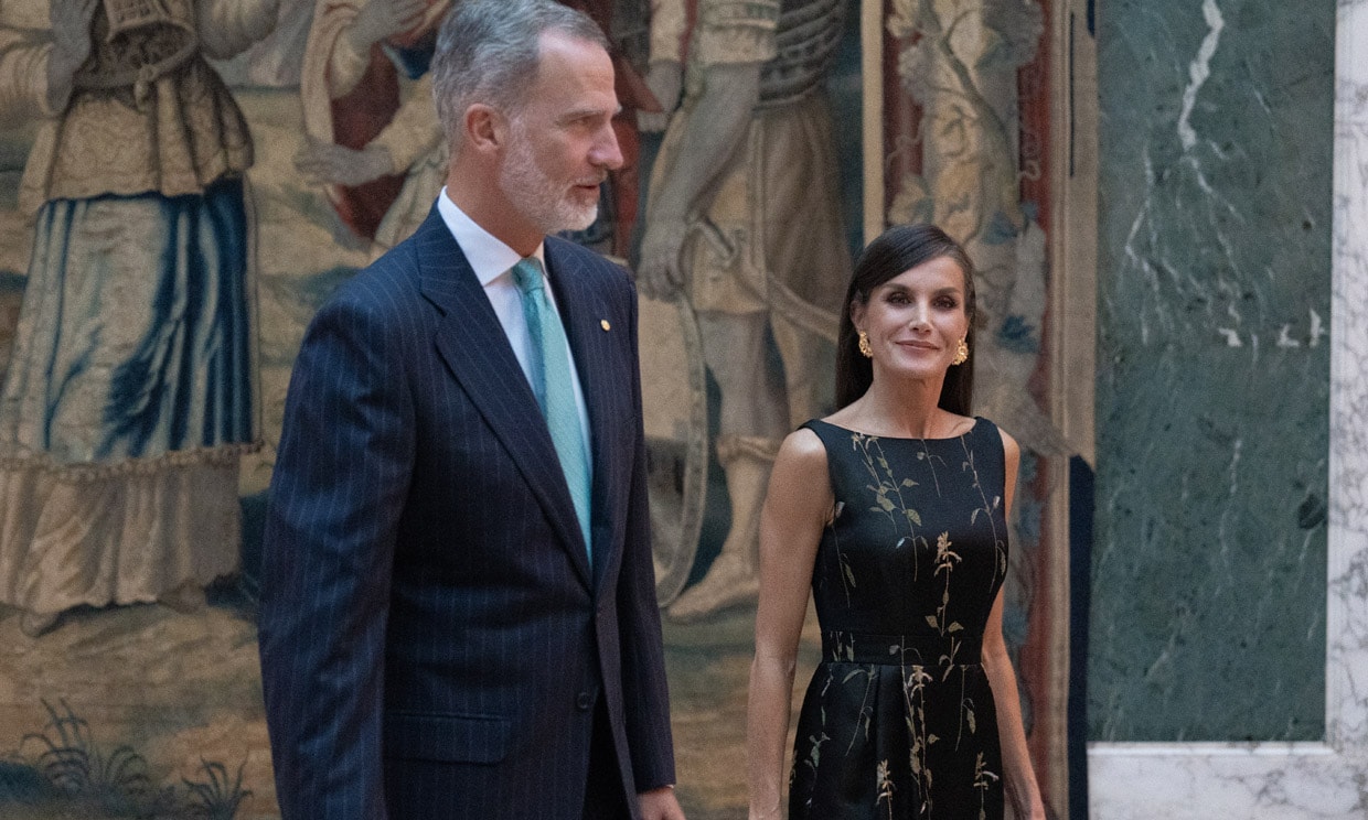 Doña Letizia acierta en su cita doble en Barcelona con el vestido 'midi' más elegante para un evento de otoño