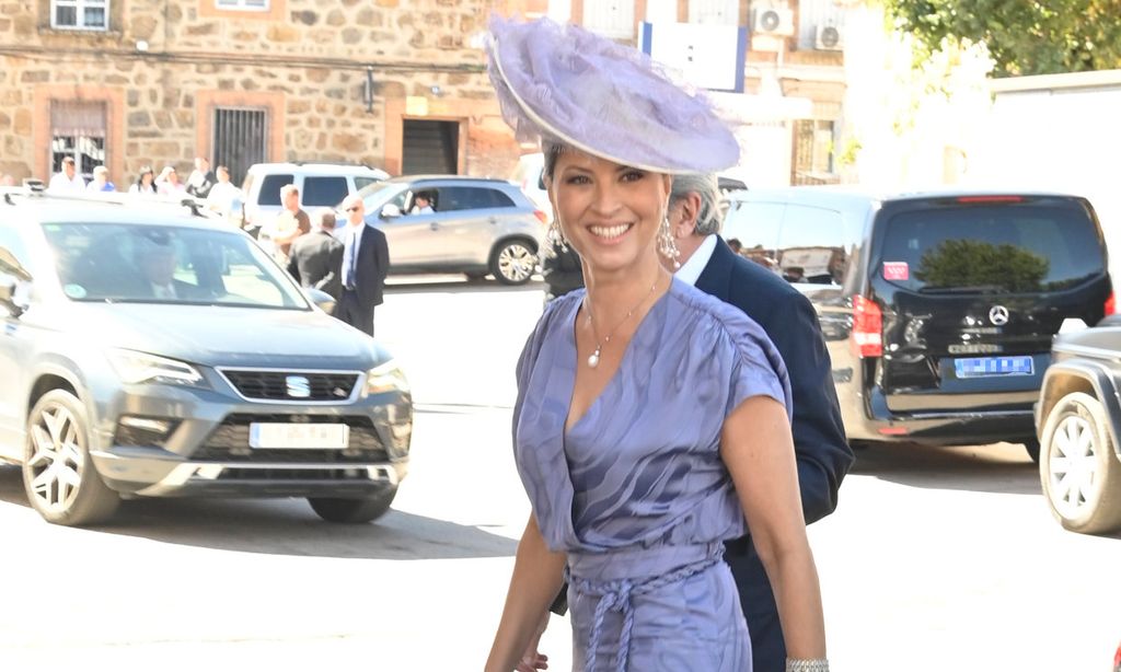 Elena Cué y su elegante look de invitada con vestido camisero inspirado en las 'royals' europeas