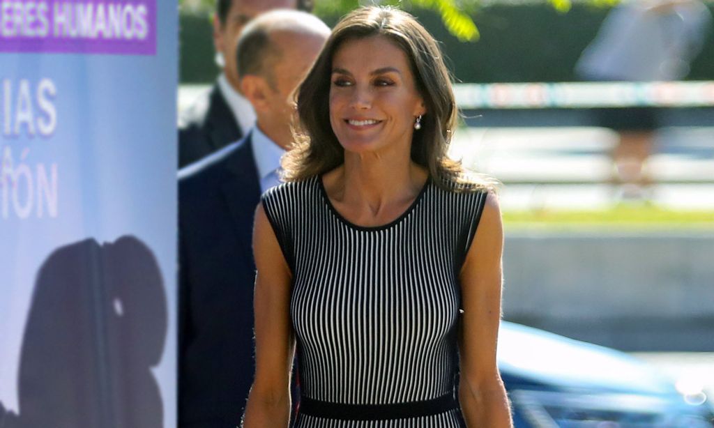 La reina Letizia recupera el innovador vestido de efecto óptico que estiliza la figura con su movimiento