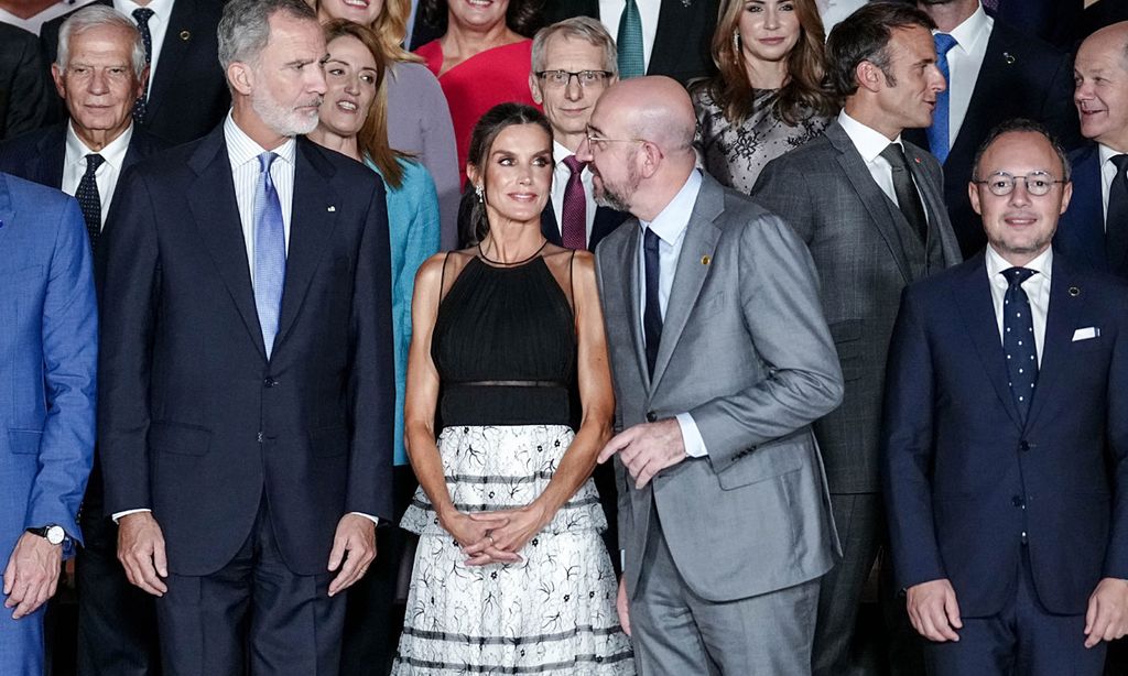 La Reina rescata en Granada el romántico vestido customizado de transparencias que estrenó hace cinco años