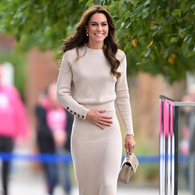 La princesa de Gales vuelve a presumir de piernas con una falda ajustada de punto