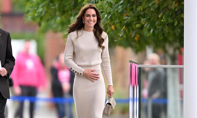 La princesa de Gales vuelve a presumir de piernas con una falda ajustada de punto