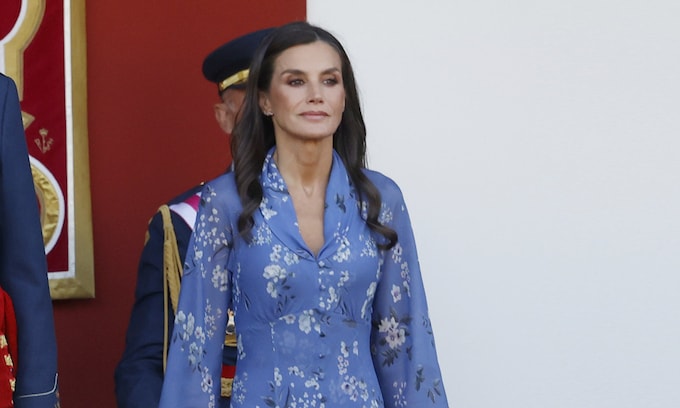La reina Letizia estrena un vestido español de tejido reciclado para celebrar la Fiesta Nacional 2023
