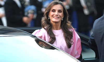 El 'glamour' de la reina Letizia en Oviedo con una blusa rosa de mangas XXL y tacones bajos