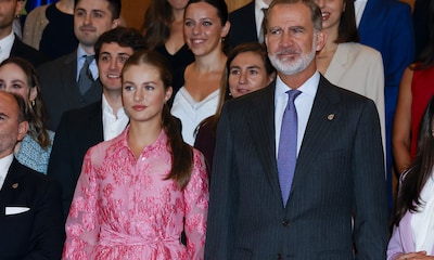 La princesa Leonor hace un guiño al estilo de su madre en Oviedo con un nuevo vestido camisero español