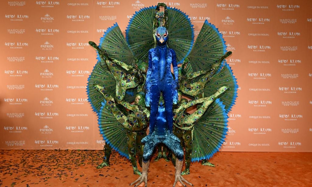La impactante transformación de Heidi Klum en pavo real para su fiesta de Halloween