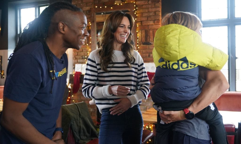 Kate Middleton elige un conjunto 'navy' otoñal para su visita a una comunidad de padres en Londres