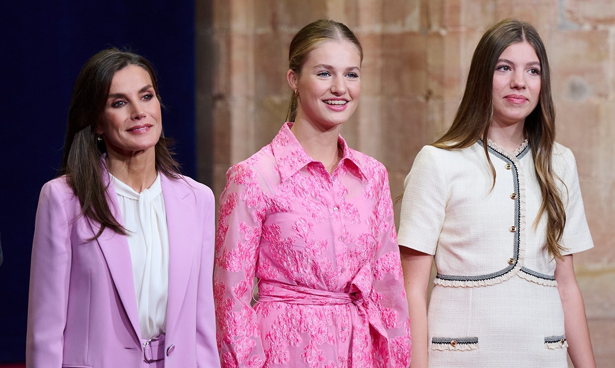El abrigo estampado 'made in Spain' que la reina Letizia comparte con sus dos hijas vuelve a ser viral