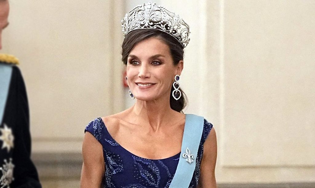 El impactante look de gala de la reina Letizia en Dinamarca: un vestido de Varela y la tiara Flor de Lis