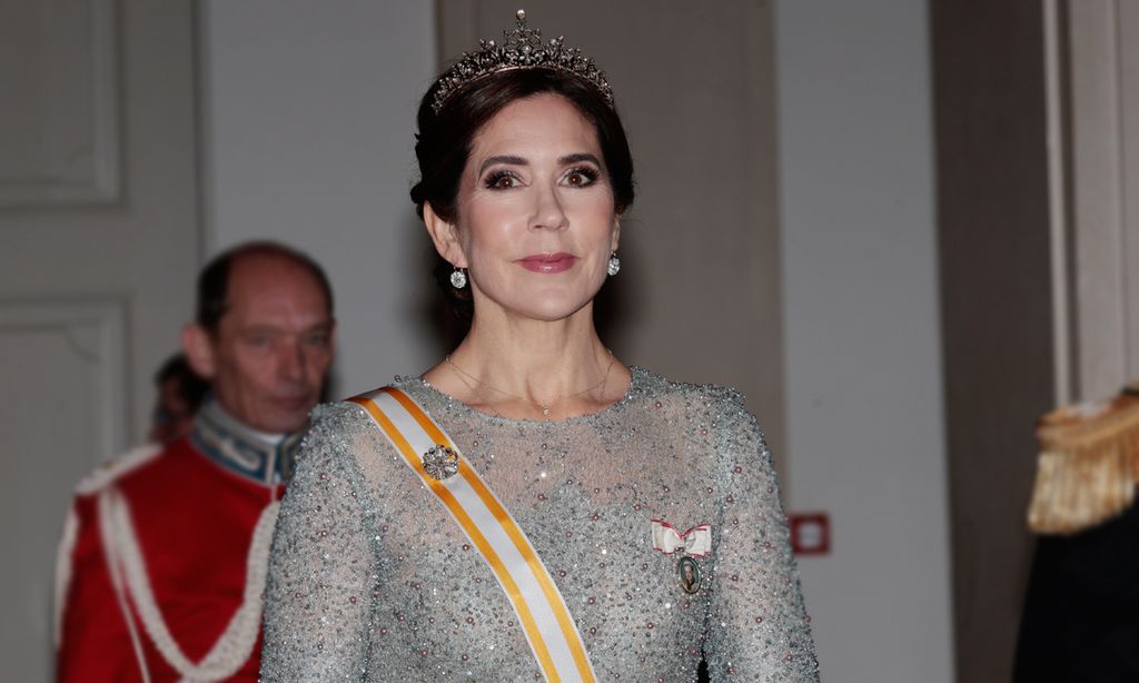 Mary de Dinamarca elige un fabuloso vestido brillante con transparencias y guiño a España