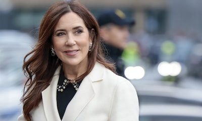 El look con abrigo-batín y bolso español de Mary de Dinamarca en su cita matutina con la reina Letizia