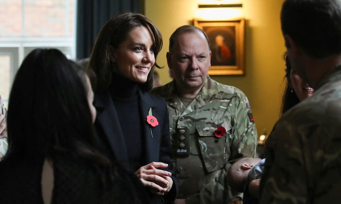 Kate Middleton se viste de militar con una blazer negra y sus botas de combate