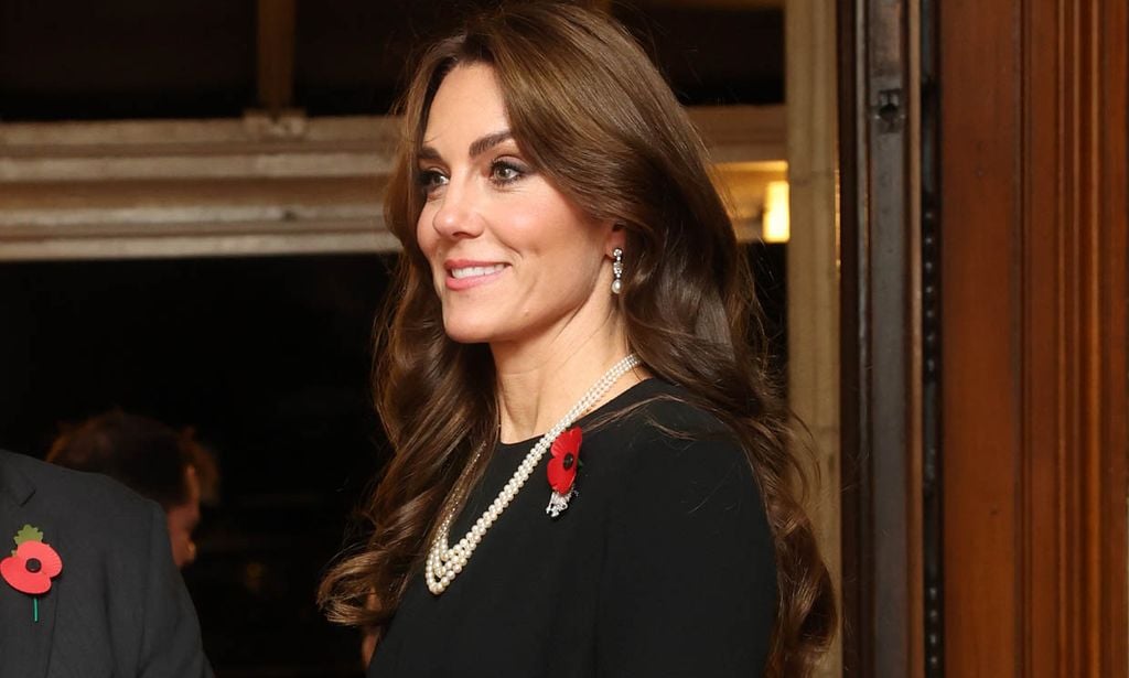 La princesa de Gales repite estilismo con un sobrio vestido negro y un collar de perlas de la reina Isabel