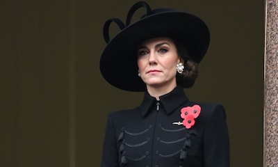 Con abrigo de inspiración militar y su sombrero favorito de terciopelo, la princesa de Gales deslumbra en el Domingo del Recuerdo