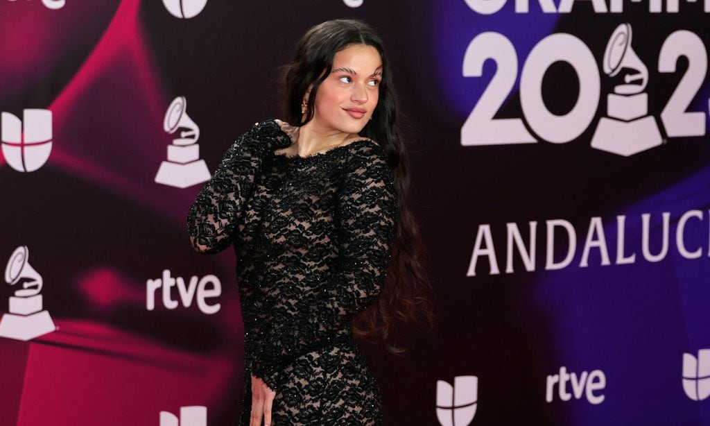 Rosalía impacta en los Grammy Latinos con un vestidazo transparente de encaje