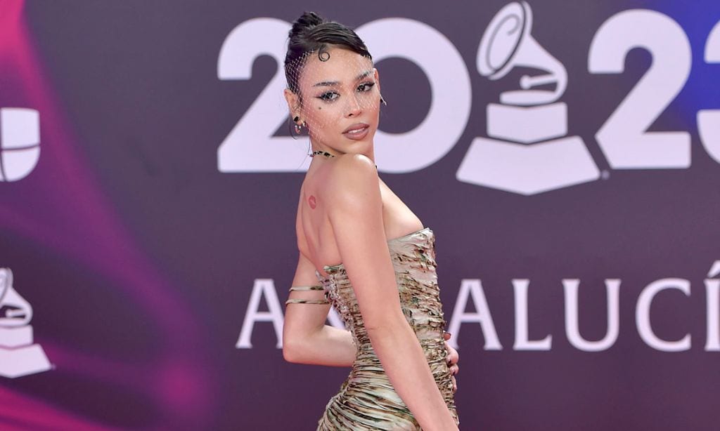 Danna Paola llega a los Grammy Latinos con un original vestido de efecto 'papel quemado'