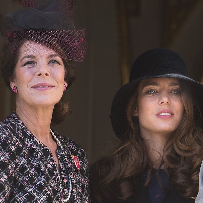 Los 20 looks más espectaculares de Carlota Casiraghi y Carolina de Mónaco en el Día Nacional del Principado
